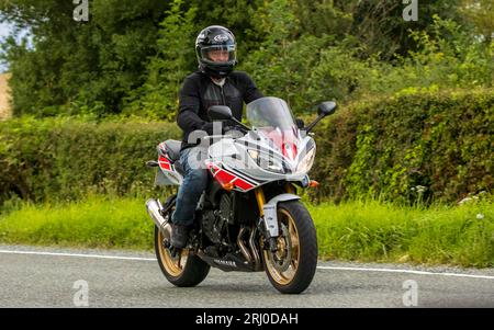 Woburn, Betten, Großbritannien - 19. August 2023: 201`2 Yamaha FZ8 Motorrad auf einer englischen Landstraße. Stockfoto